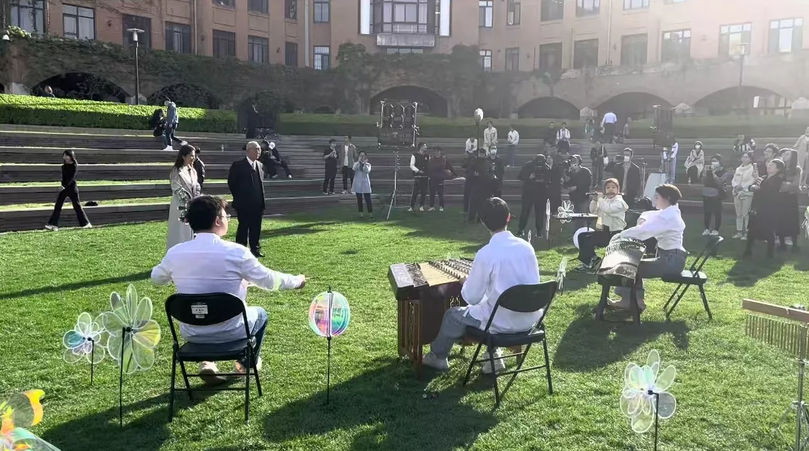 Shing-Tung Yau joins faculty and students for a Yinghua Arts Hour performance at the School of Science.