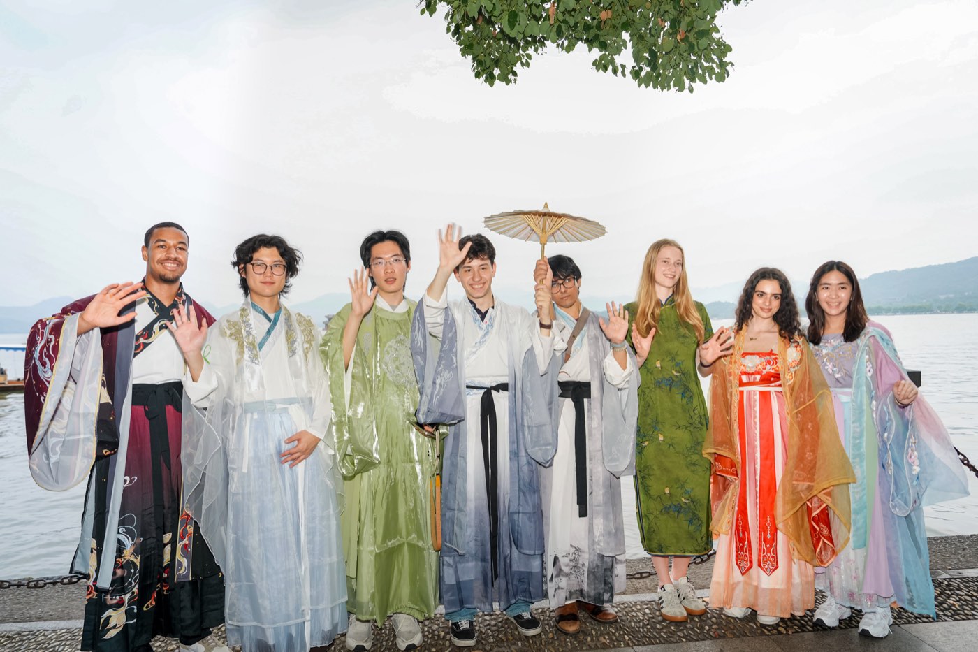 Touring West Lake in Hanfu